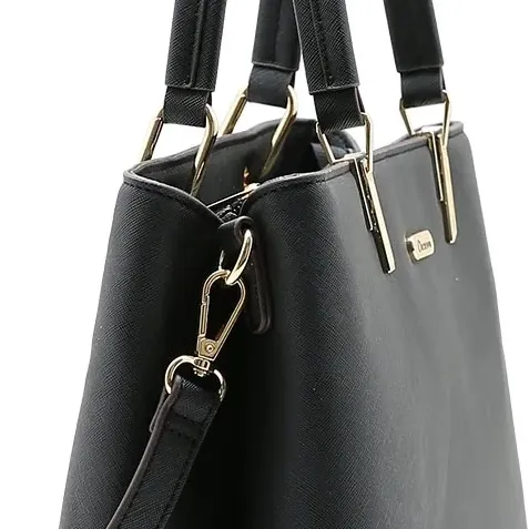 Detalhes da alça removível e acabamento texturizado da bolsa feminina preta Chenson